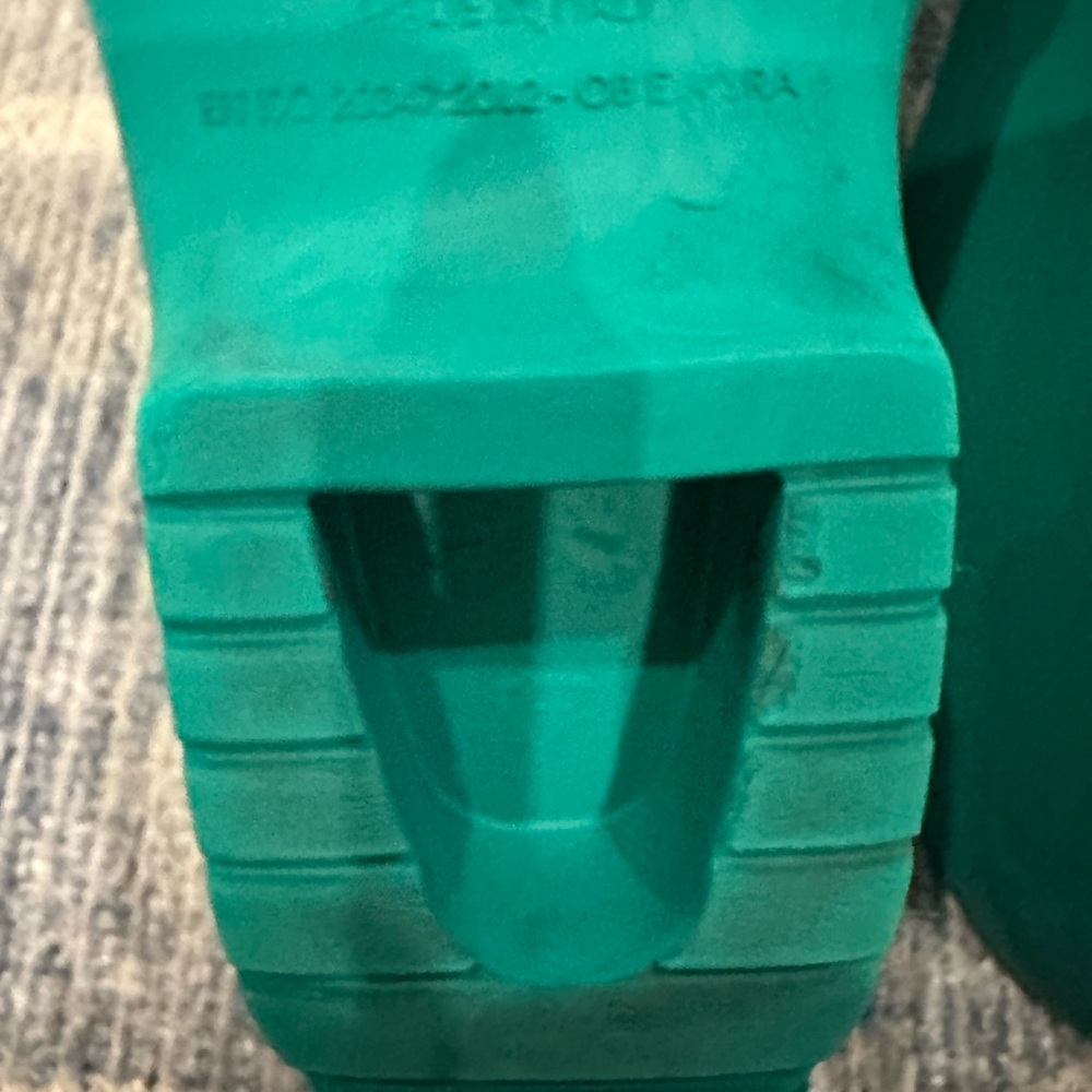 Vibrant Green Minimalist Clogs - Picture 6 of 14